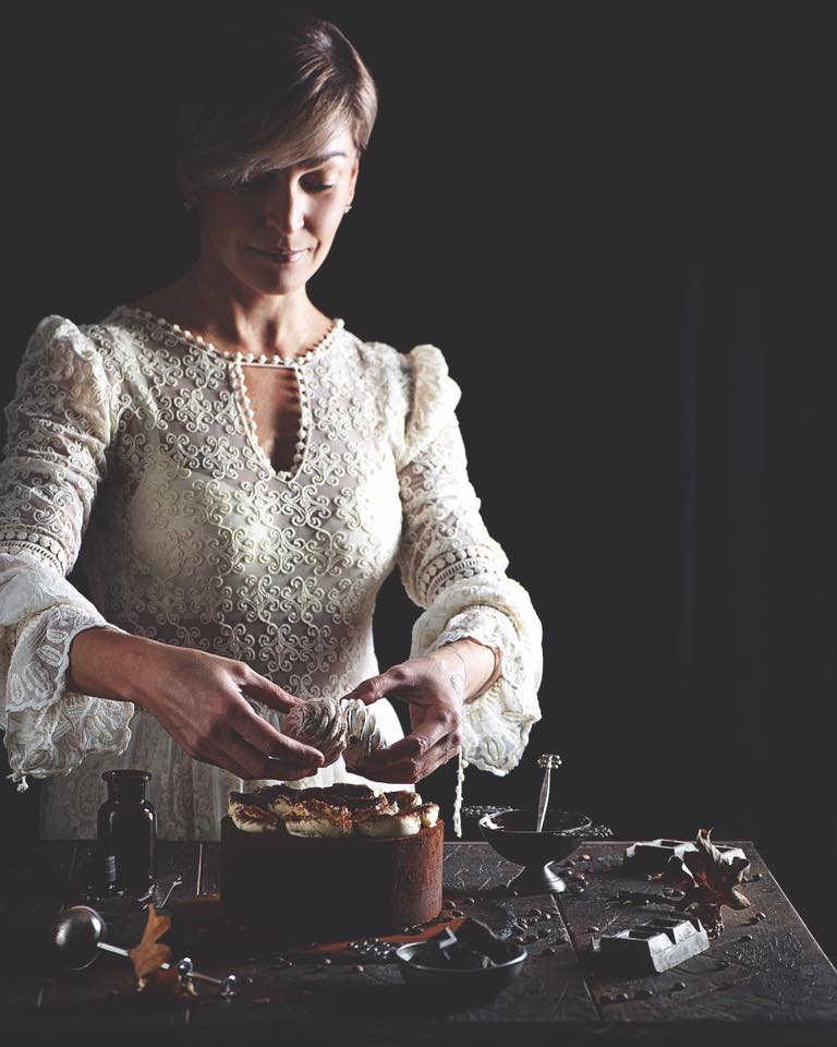 Татьяна Кабакова готовит сладости к фотосессии