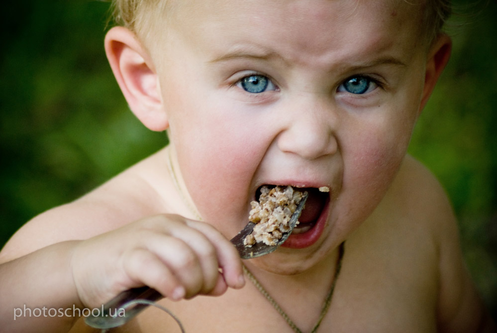 Мужик ест ребенка. Что кушать с гречкой. Ребенок ест гречку. Ребенок ест гречневую кашу. Мальчик ест гречку.