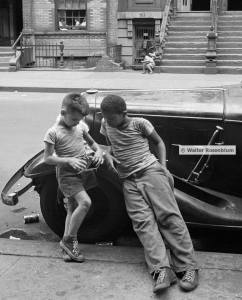 Два мальчика опирающихся на машину. Walter Rosenblum