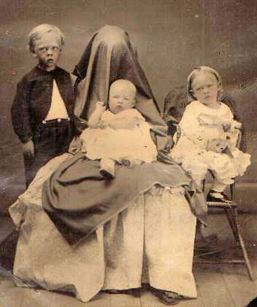 Victorian-era-Portraits-Blanketed-Figures.jpg